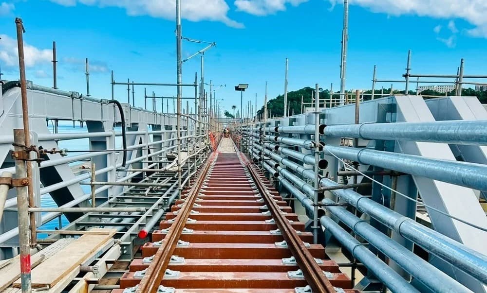 Instalação dos primeiros trilhos do VLT de Salvador sobre a Ponte São João