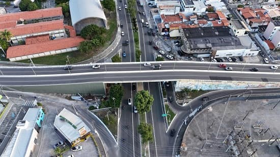 Viaduto da avenida Francisco Porto em Aracaju com sinalização de obras e desvios de trânsito