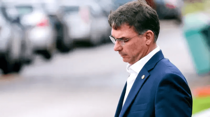 Isolado no Centrão, Flávio Bolsonaro chega à convenção sem vice