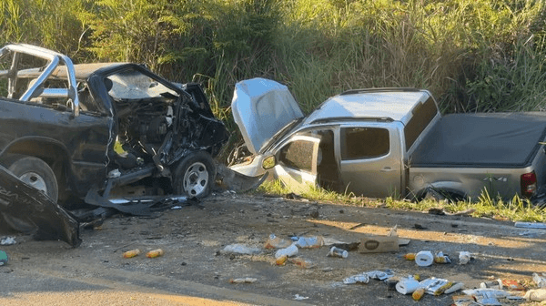 Bahia: carro sai da pista, capota e mata mãe e filho na BR-101