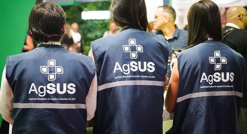 Profissional de saúde atendendo em comunidade indígena na Bahia