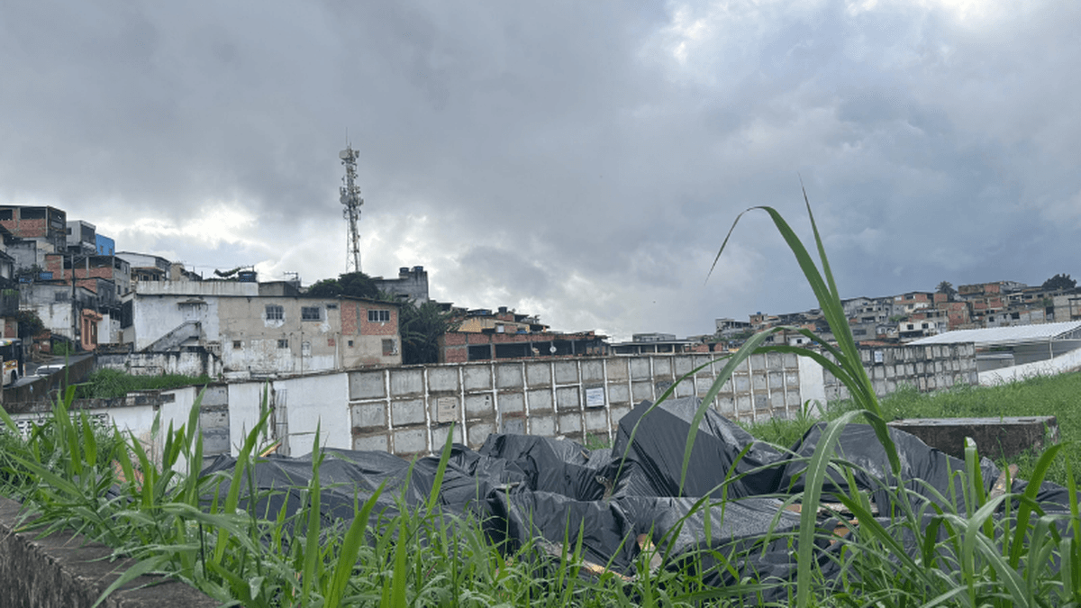 Caixões usados acumulados a céu aberto no Cemitério Municipal de Plataforma, em Salvador