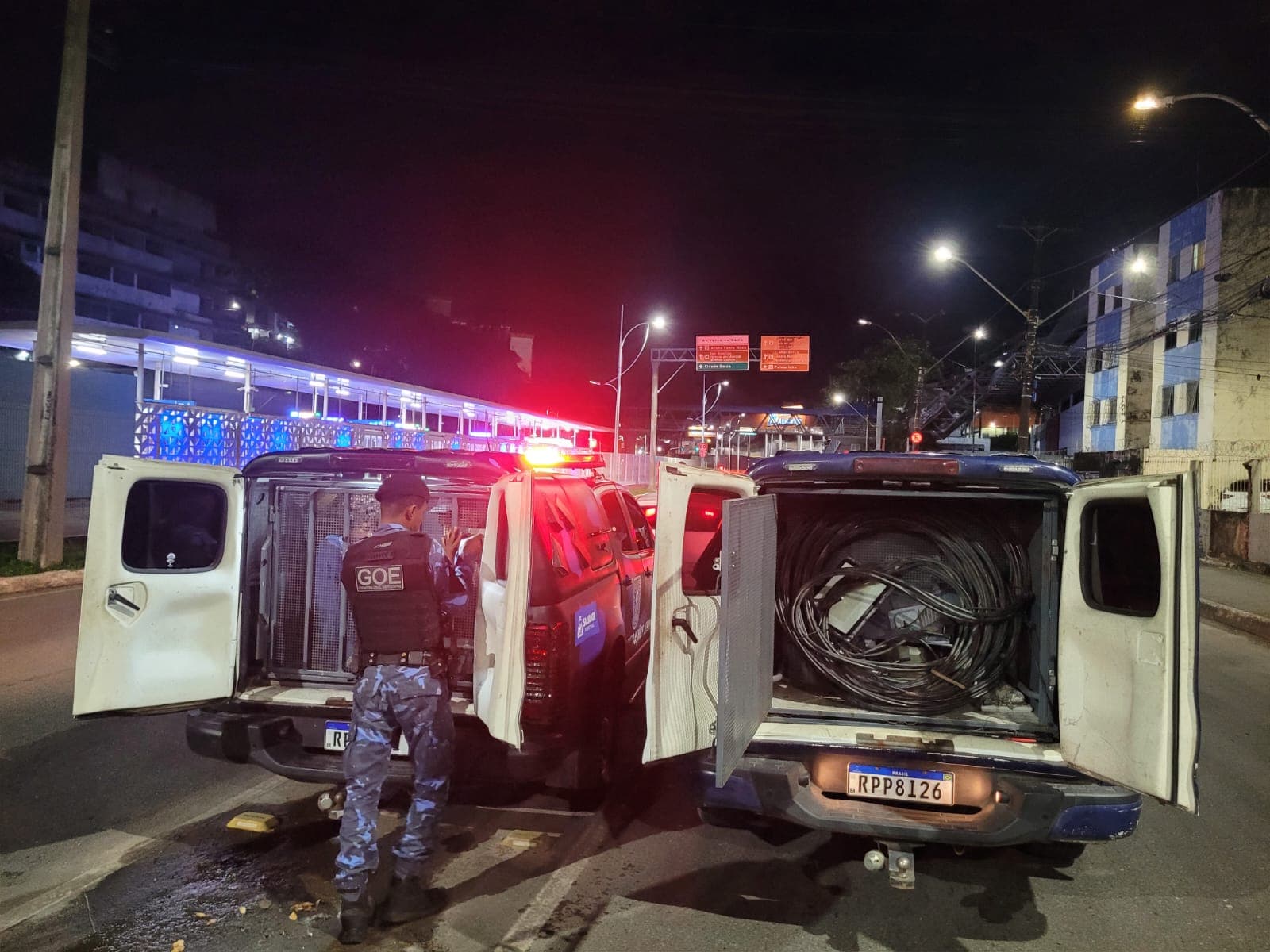 Agentes da Guarda Civil Municipal de Salvador durante abordagem em operação de combate a furto de cabos elétricos