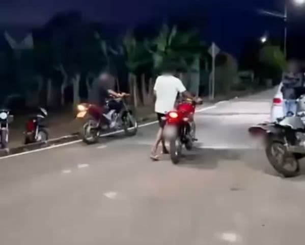 Motociclistas fazendo manobras em via pública durante evento no sertão de Alagoas