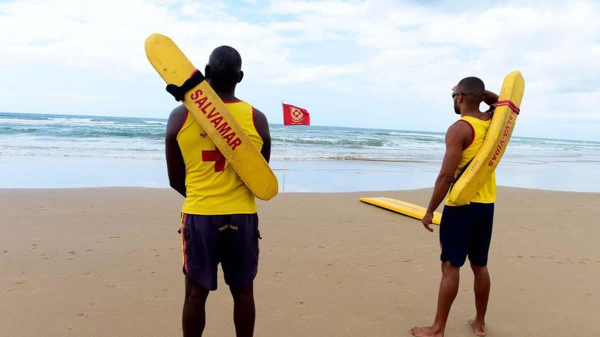 Mar agitado com ondas altas na orla de Salvador durante alerta de ressaca