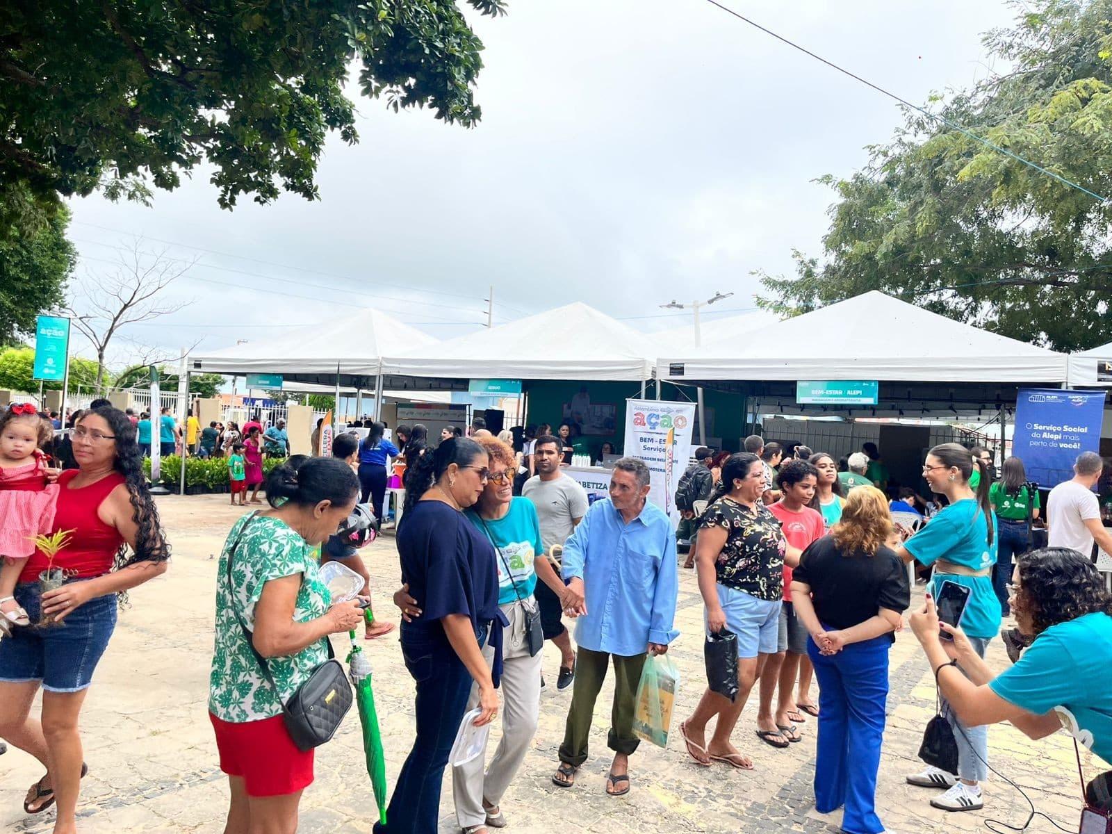 Tenda de atendimento gratuito em praça pública durante mutirão de cidadania
