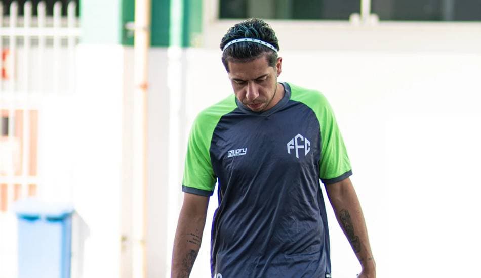 Lucaneta, meia-atacante do Feira FC, em processo de recuperação após cirurgia no joelho esquerdo