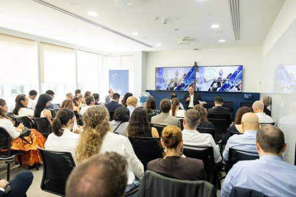 Turbinas eólicas no Nordeste do Brasil ao entardecer, representando o potencial de energia renovável da região