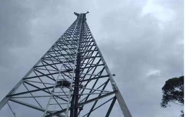 Antena de telecomunicações em área rural representando chegada do sinal 4G