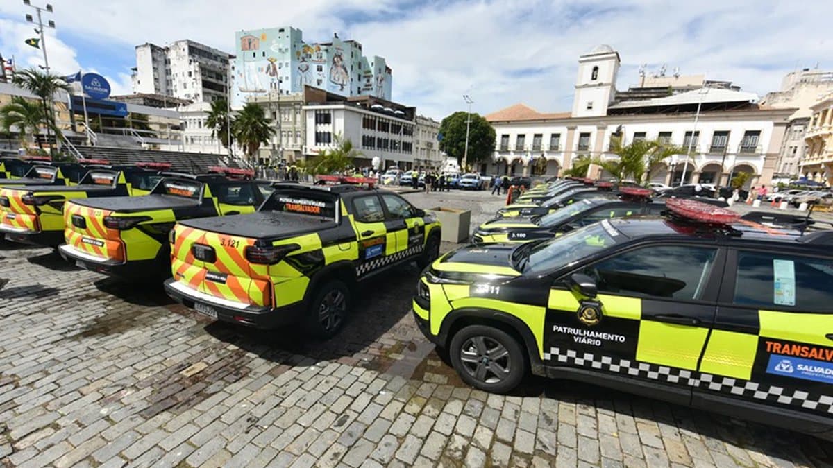 Agente de trânsito da Transalvador fiscalizando veículos em avenida de Salvador, Bahia