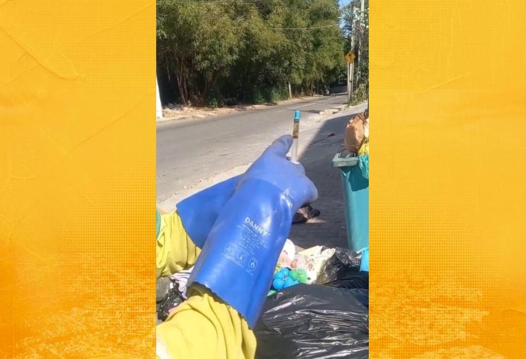 Gari trabalhando na coleta de lixo nas ruas de Salvador, Bahia