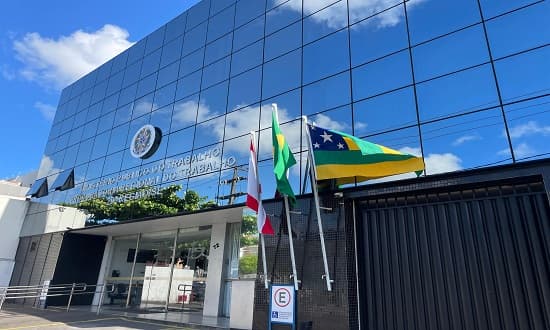 Símbolo da diversidade LGBTQIAPN+ com pessoas em ambiente de trabalho inclusivo