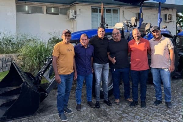 Trator agrícola sendo entregue a produtores rurais no sertão alagoano