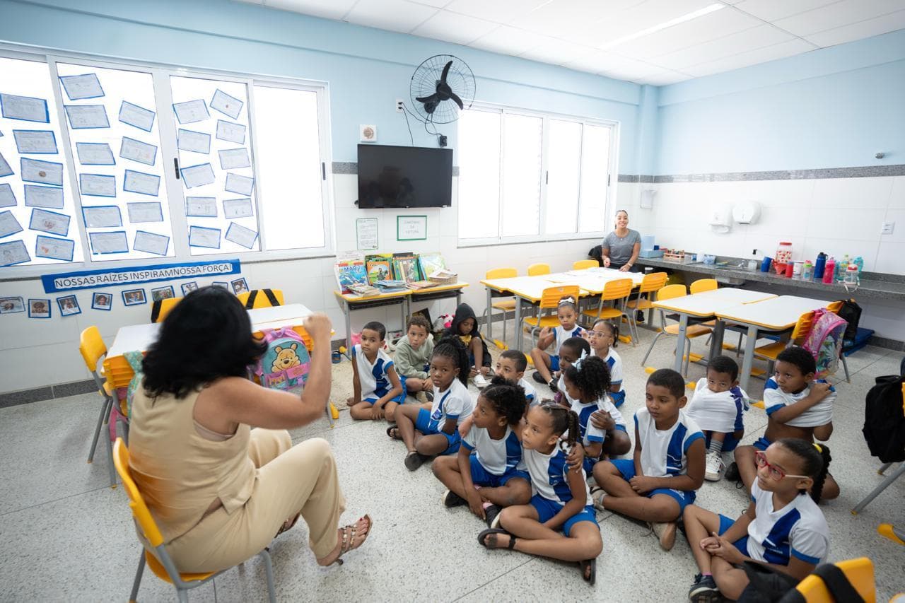 Escola pública municipal de Salvador com fachada e pátio