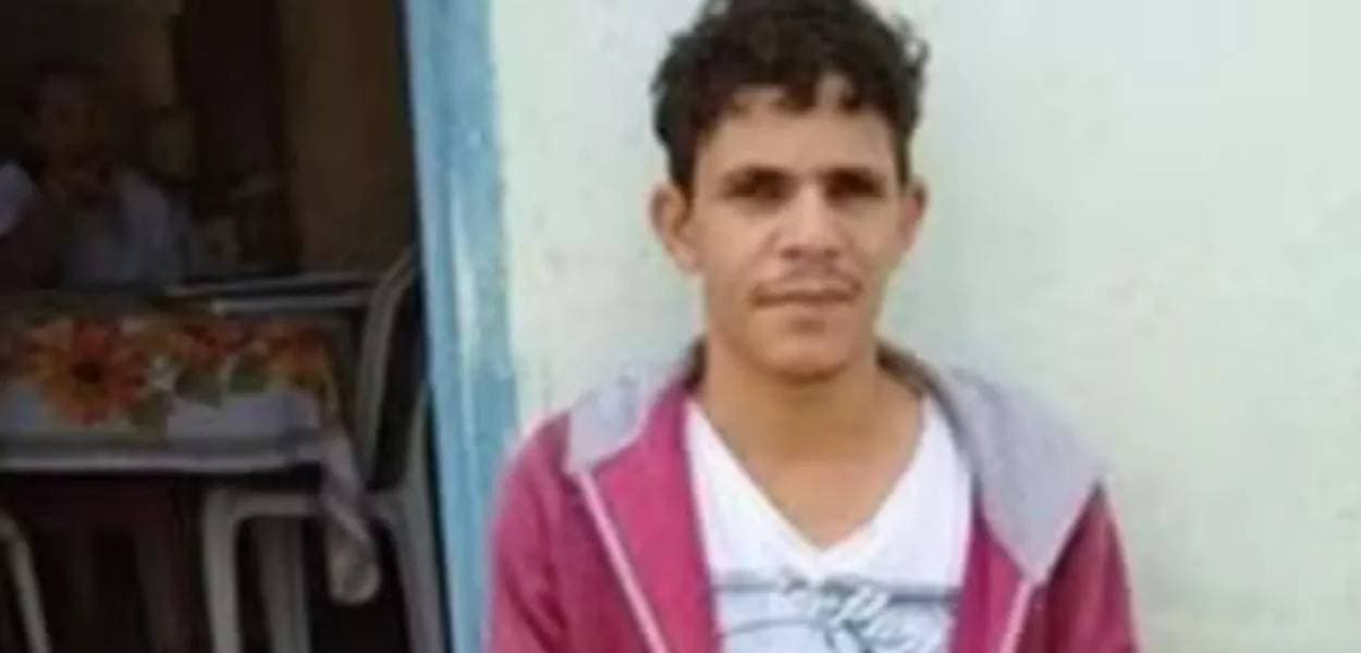 Apólices de seguro sobre mesa com martelo de juiz ao fundo, representando fraude securitária julgada na Bahia