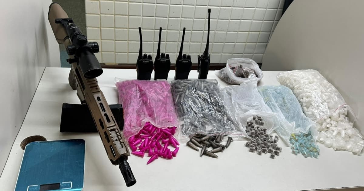 Fuzil, munições e drogas apreendidos pela Polícia Militar no bairro do Arenoso, em Salvador