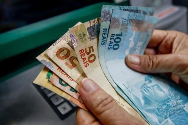 Servidores públicos de Alagoas recebem salário antecipado na véspera do São João 2026