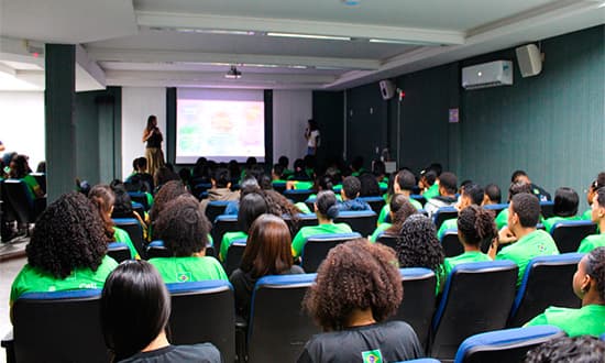 Jovens participando de aula de informática em instituto de qualificação profissional em Aracaju