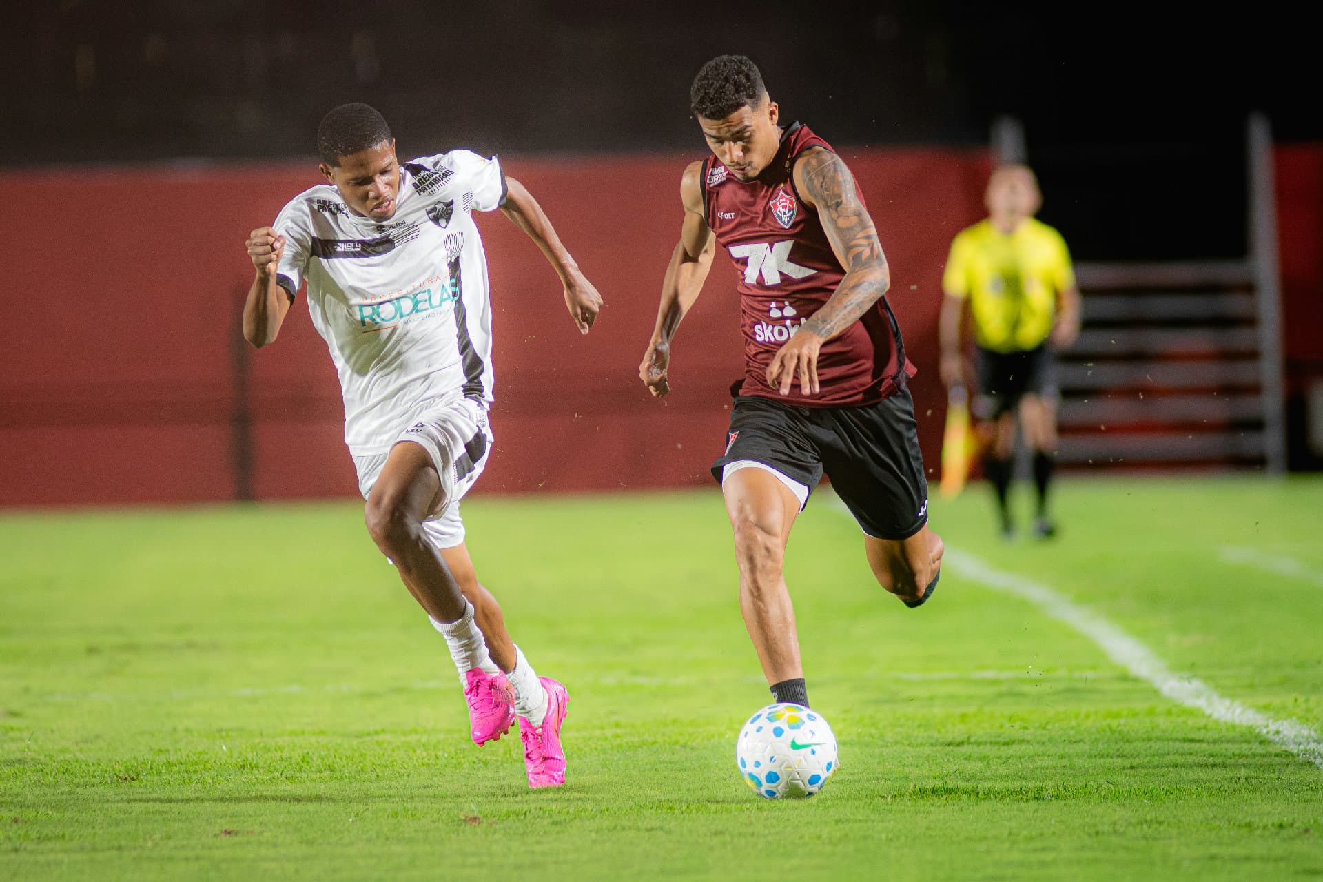 Jogadores do Vitória durante treino no Barradão em Salvador