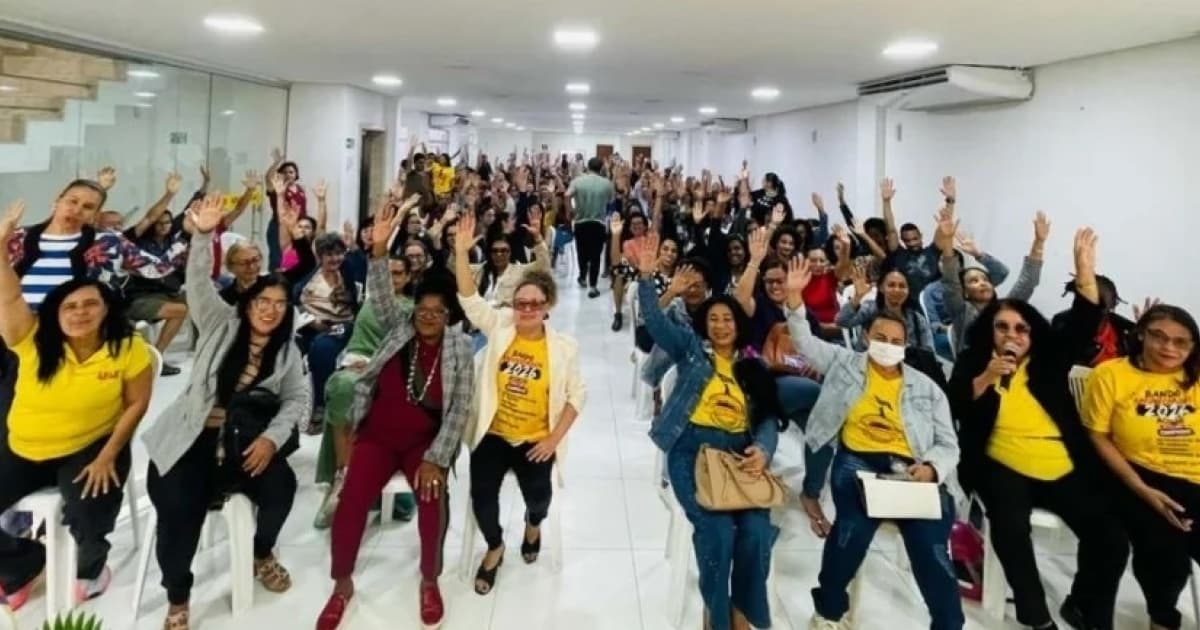 Professores da rede municipal de Feira de Santana em assembleia da APLB Sindicato
