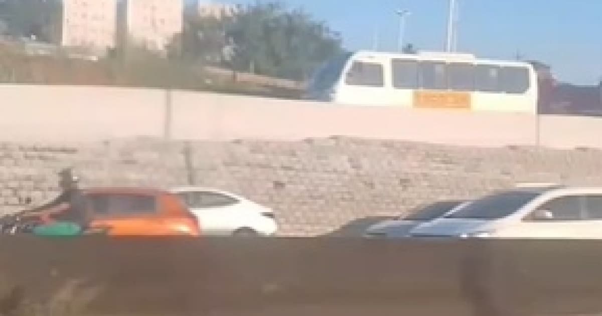 Engarrafamento na BR-324 em Salvador próximo à Estação Pirajá