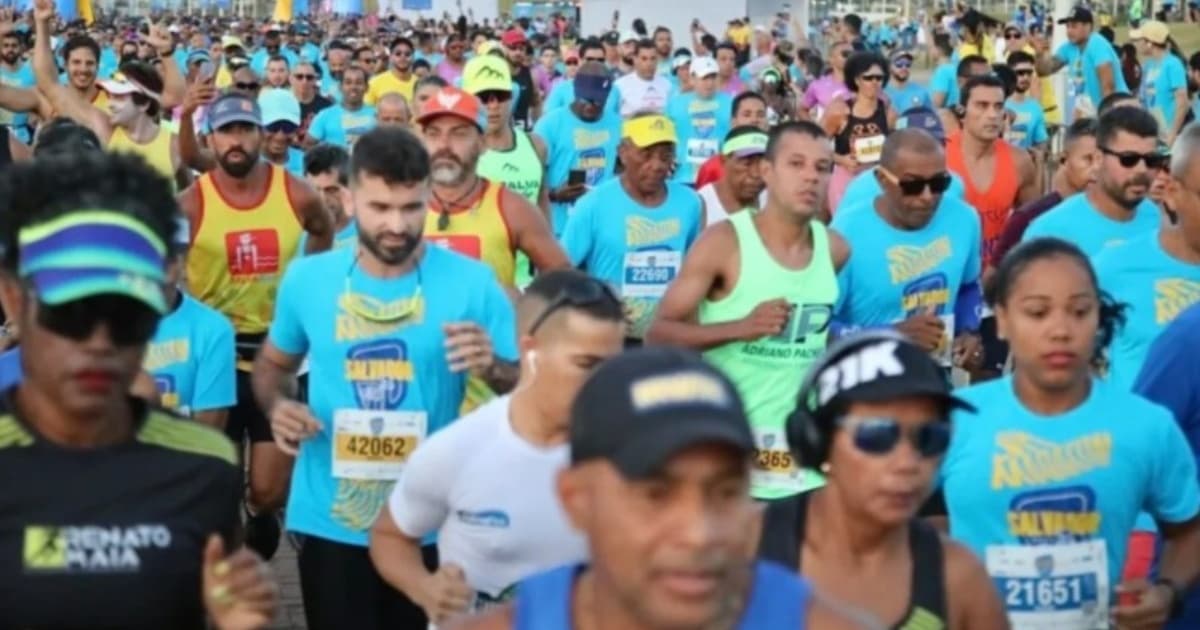 Corredores participando de corrida de rua nas ruas de Salvador, Bahia