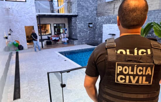 Policiais da Deotap durante cumprimento de mandados da Operação Contracorrente em Sergipe