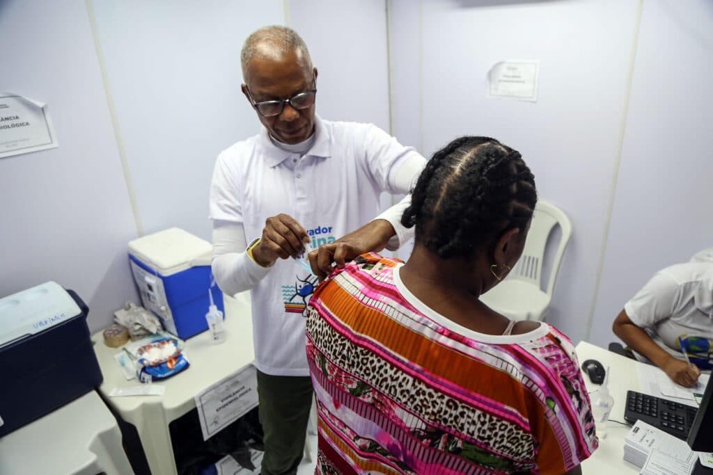 Profissionais de saúde em unidade municipal de Salvador