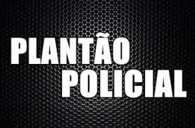Viatura da Polícia Civil da Bahia estacionada em frente a uma delegacia