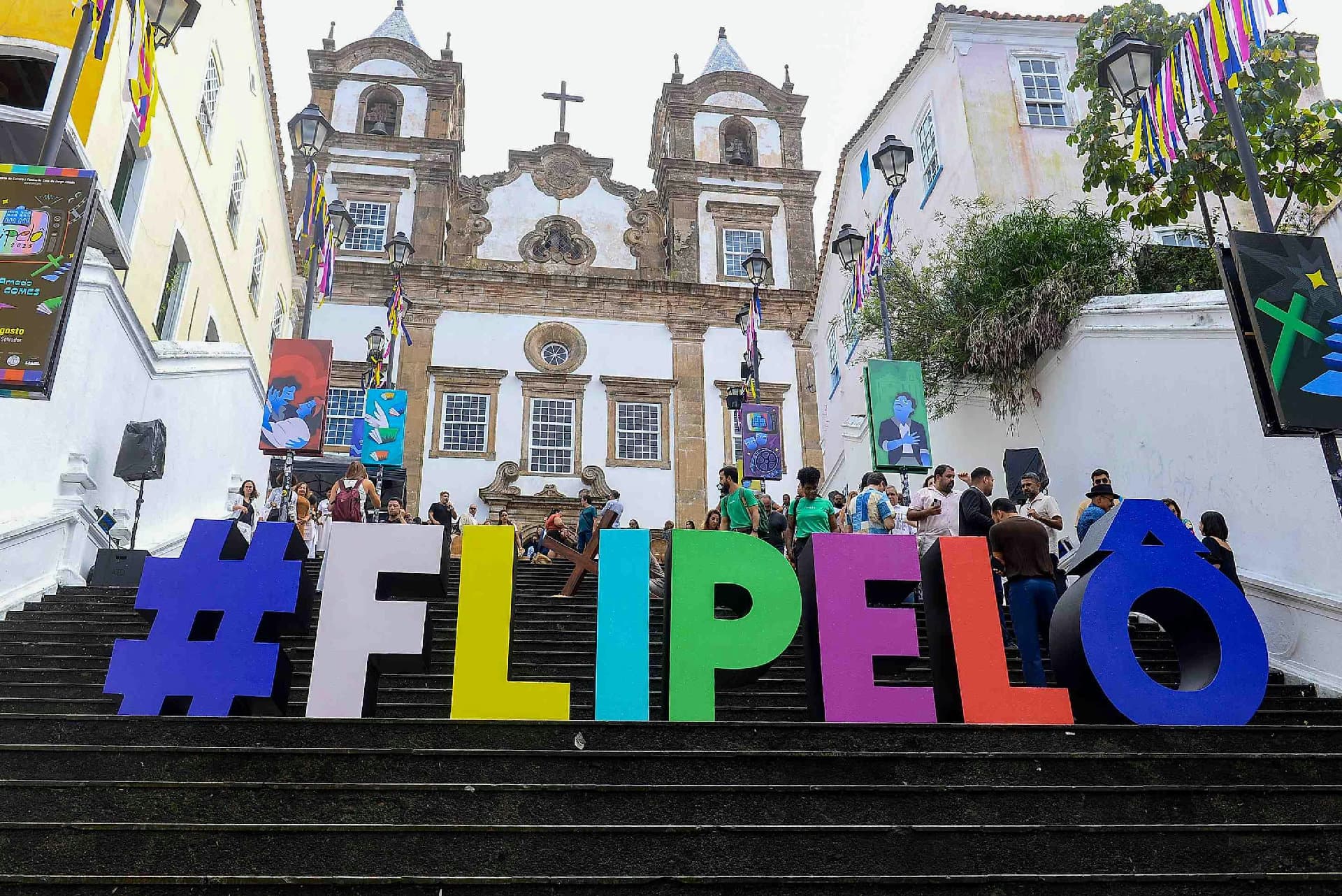 Rua histórica do Pelourinho em Salvador durante evento cultural