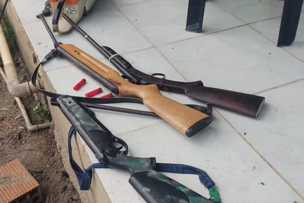 Policiais do Batalhão Ambiental durante operação de fiscalização ambiental em Alagoas
