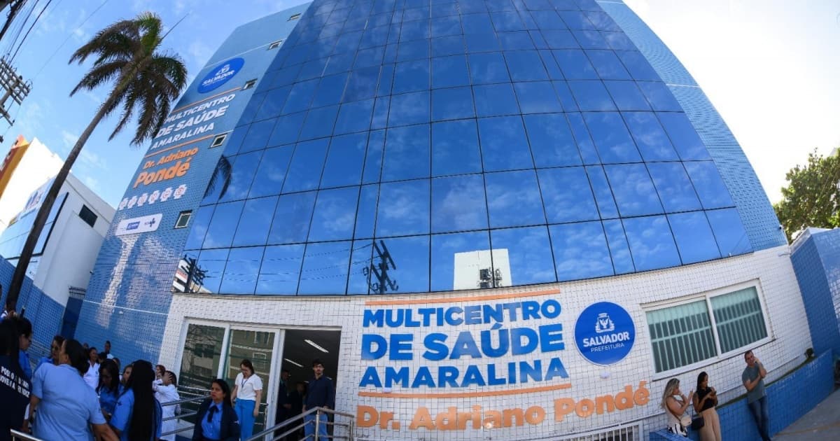Fachada de um Multicentro de Saúde de Salvador com pacientes aguardando atendimento