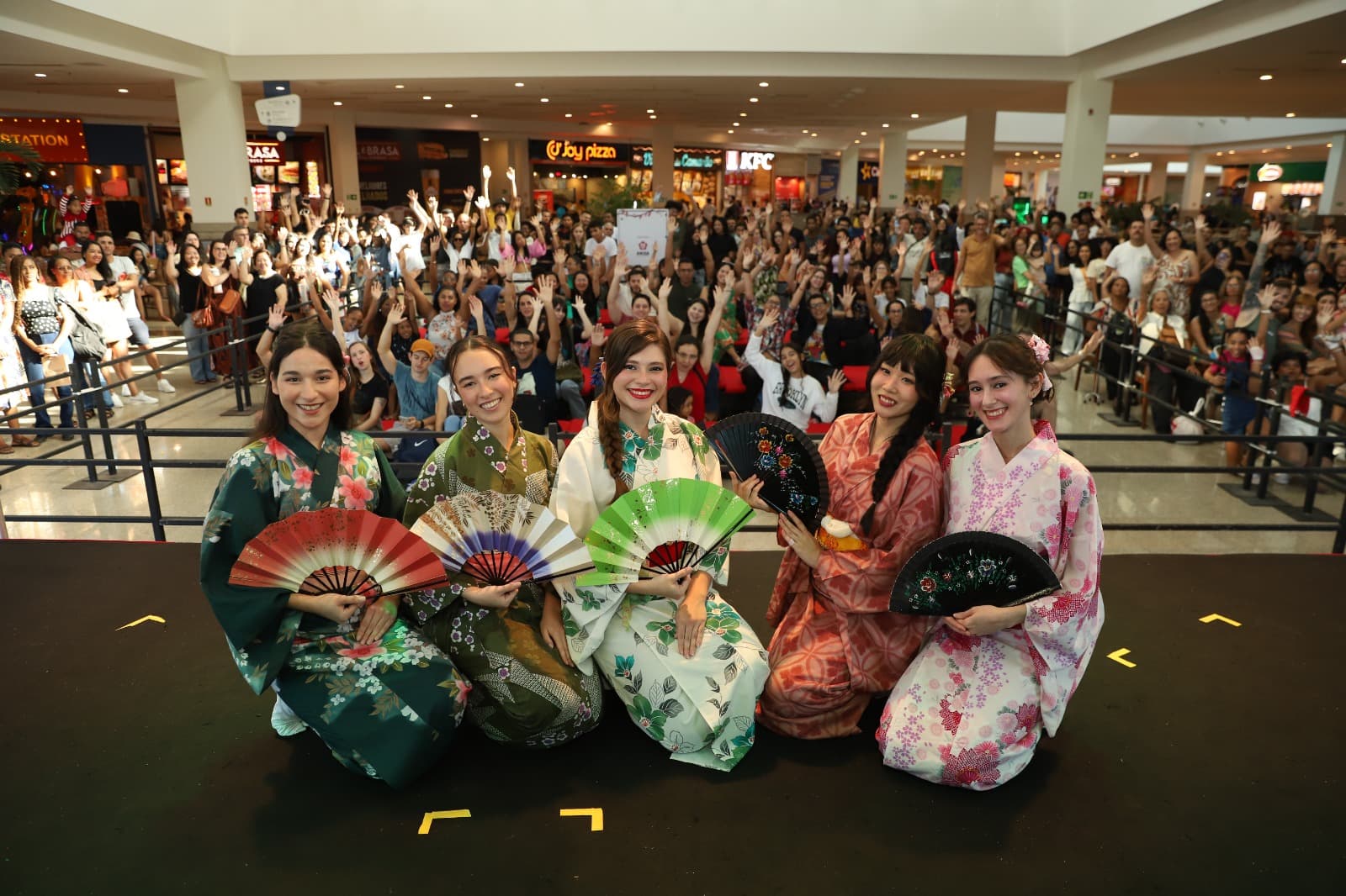 Apresentação do Festival da Cultura Japonesa de Salvador com dançarinos em traje típico japonês