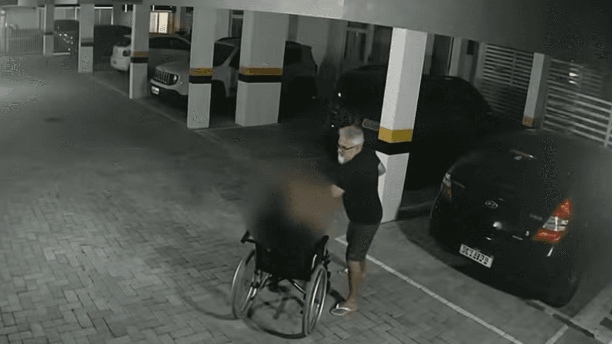 Câmera de segurança em área comum de condomínio residencial