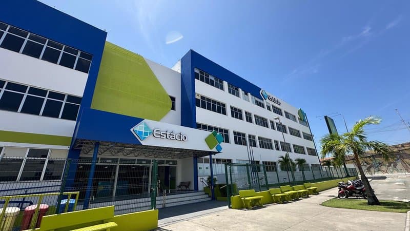Estudante consultando bolsas do ProUni em computador