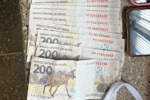 Cédulas falsas de R$ 200 apreendidas pela Polícia Militar em Conceição da Feira