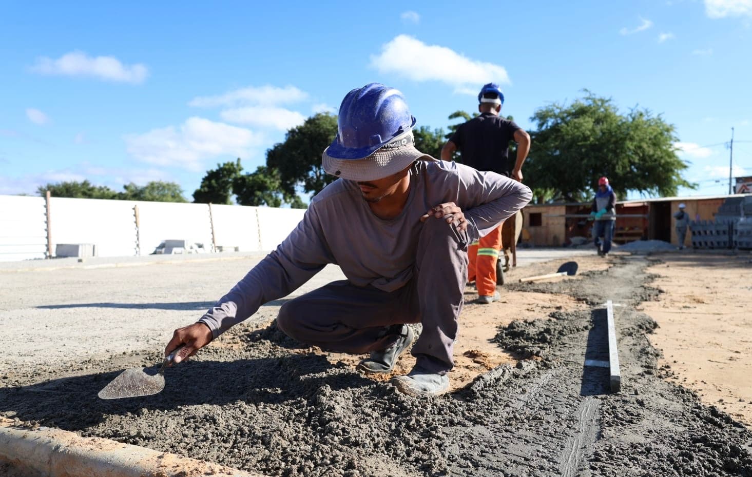 Obras do Centro Turístico do São Gonçalo em Petrolina, com estrutura de quadras e postes de iluminação em construção