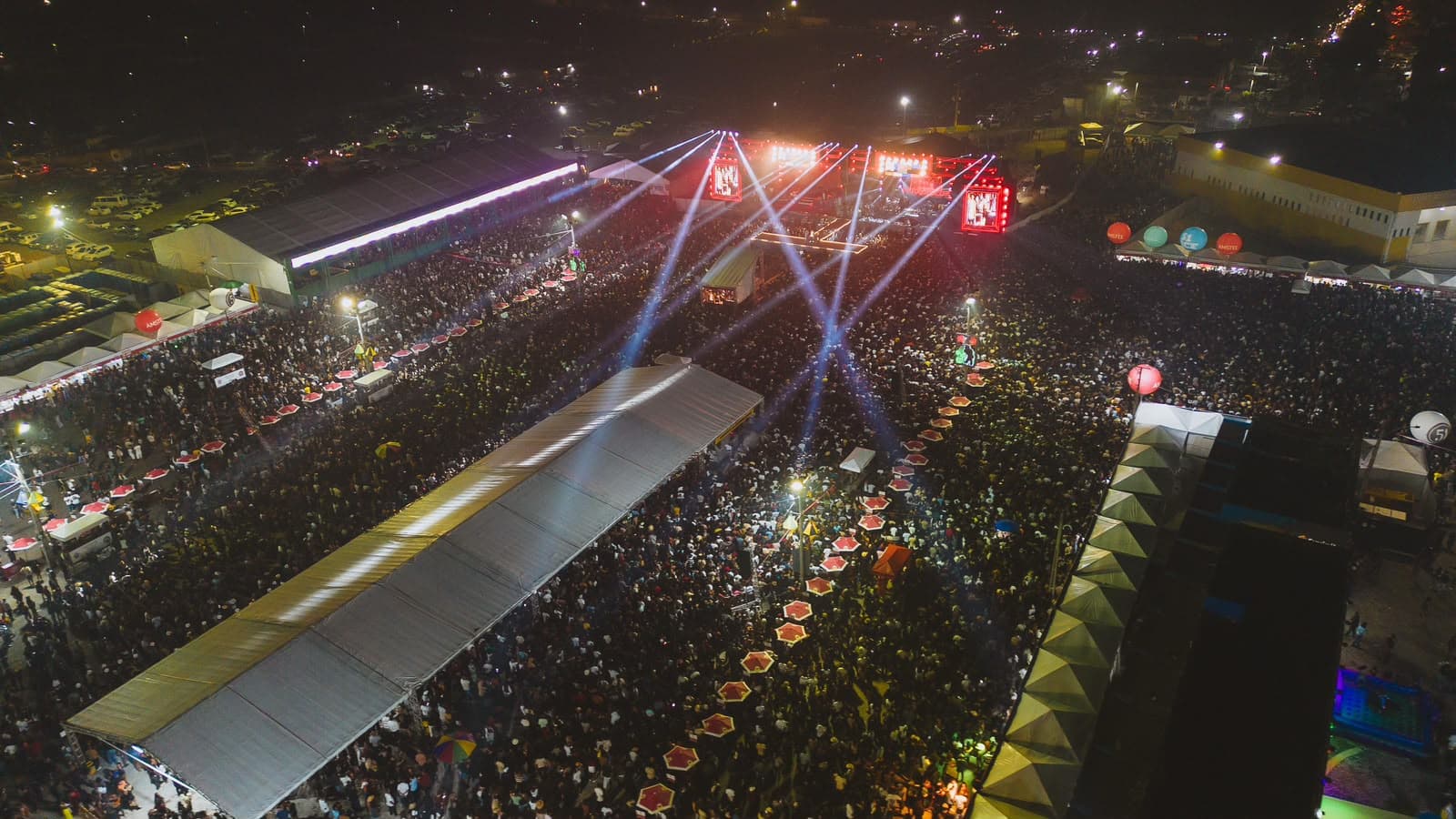 Multidão reunida no Circuito Luiz Gonzaga durante o São João de Cruz das Almas 2026