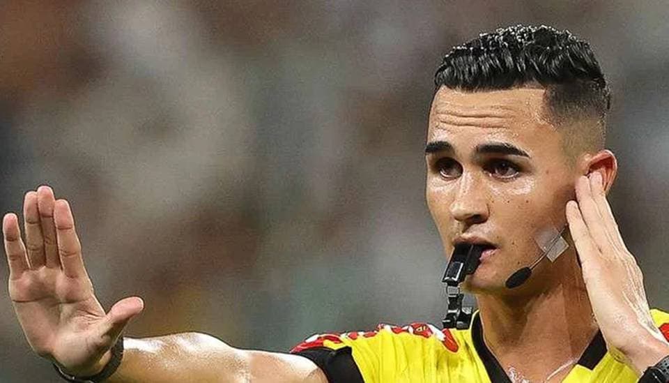Árbitro Matheus Delgado Candançan em campo durante partida do Brasileirão 2026