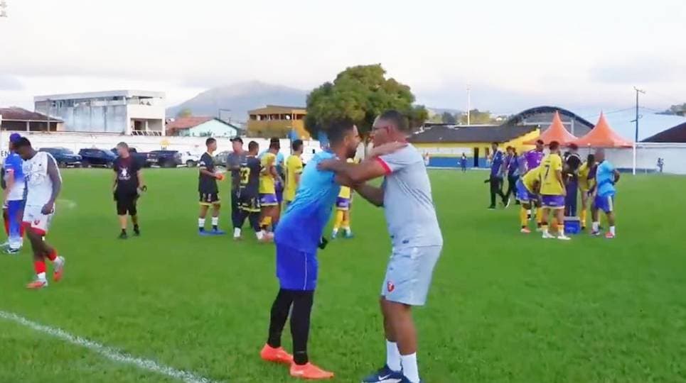 Jogadores em campo durante partida de futebol no estádio Barbosão, em Coaraci
