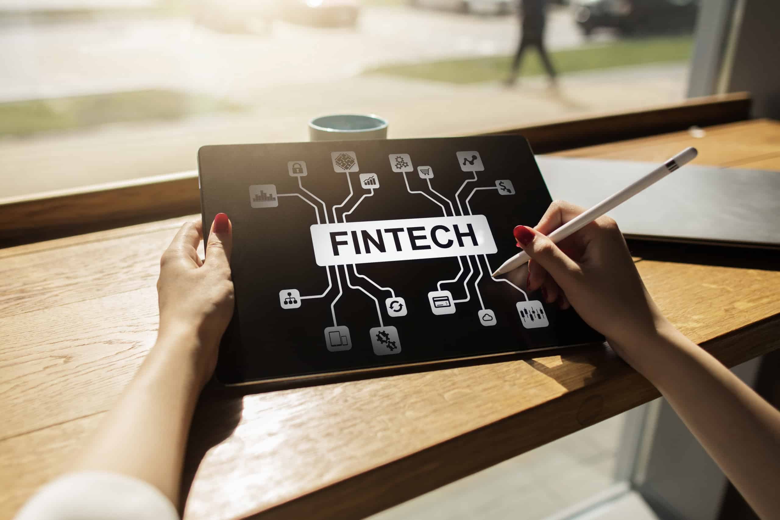 Crescimento das fintechs contrasta com nova carga tributária aprovada no Congresso (Imagem: Wright Studio / Shutterstock)