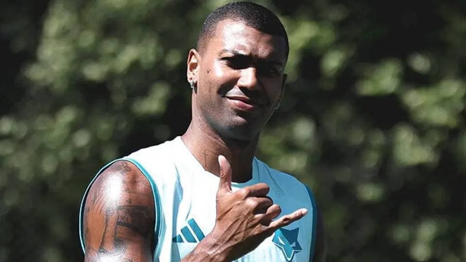 Volante Walace com a camisa do Cruzeiro em campo