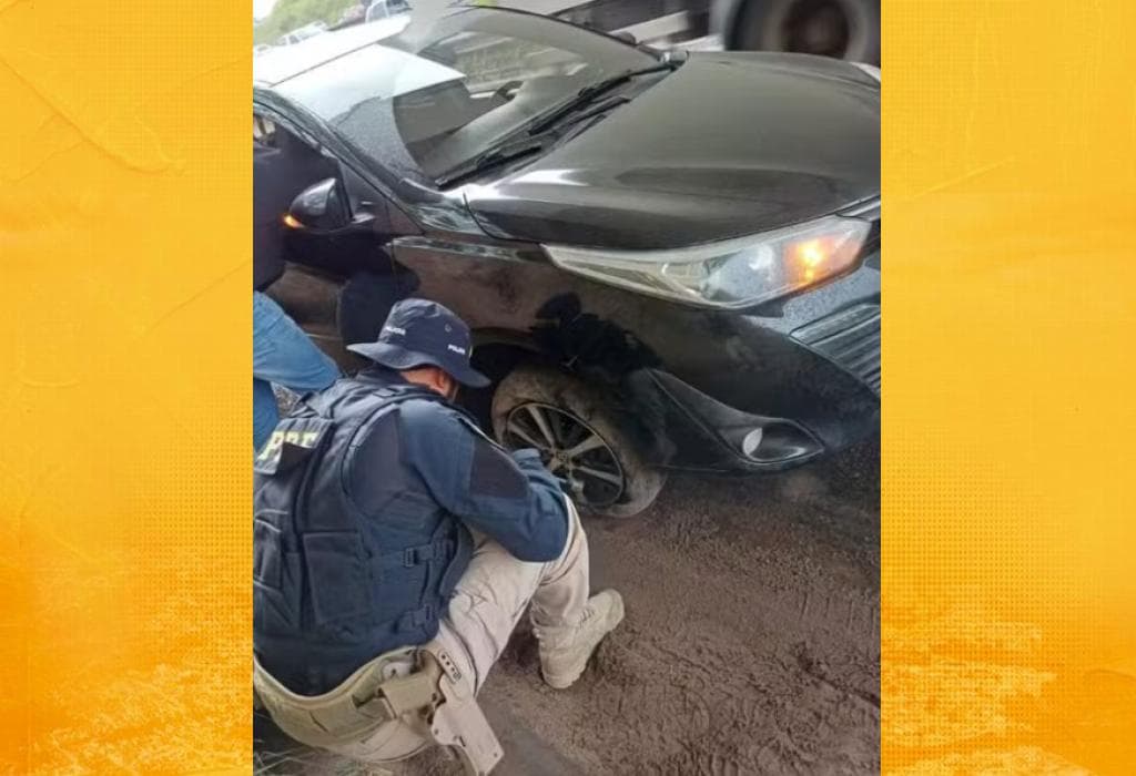 Viatura da PRF na BR-324 durante escolta de gestante em trabalho de parto na Bahia