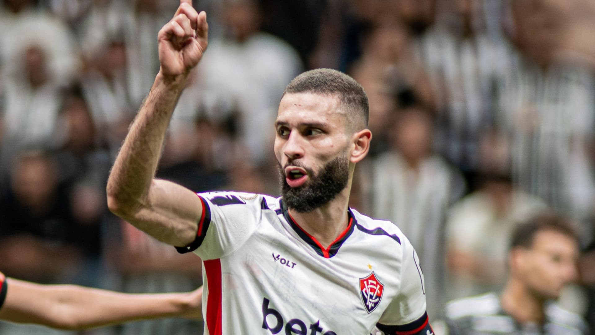 Zagueiro Wagner Leonardo com a camisa do Esporte Clube Vitória