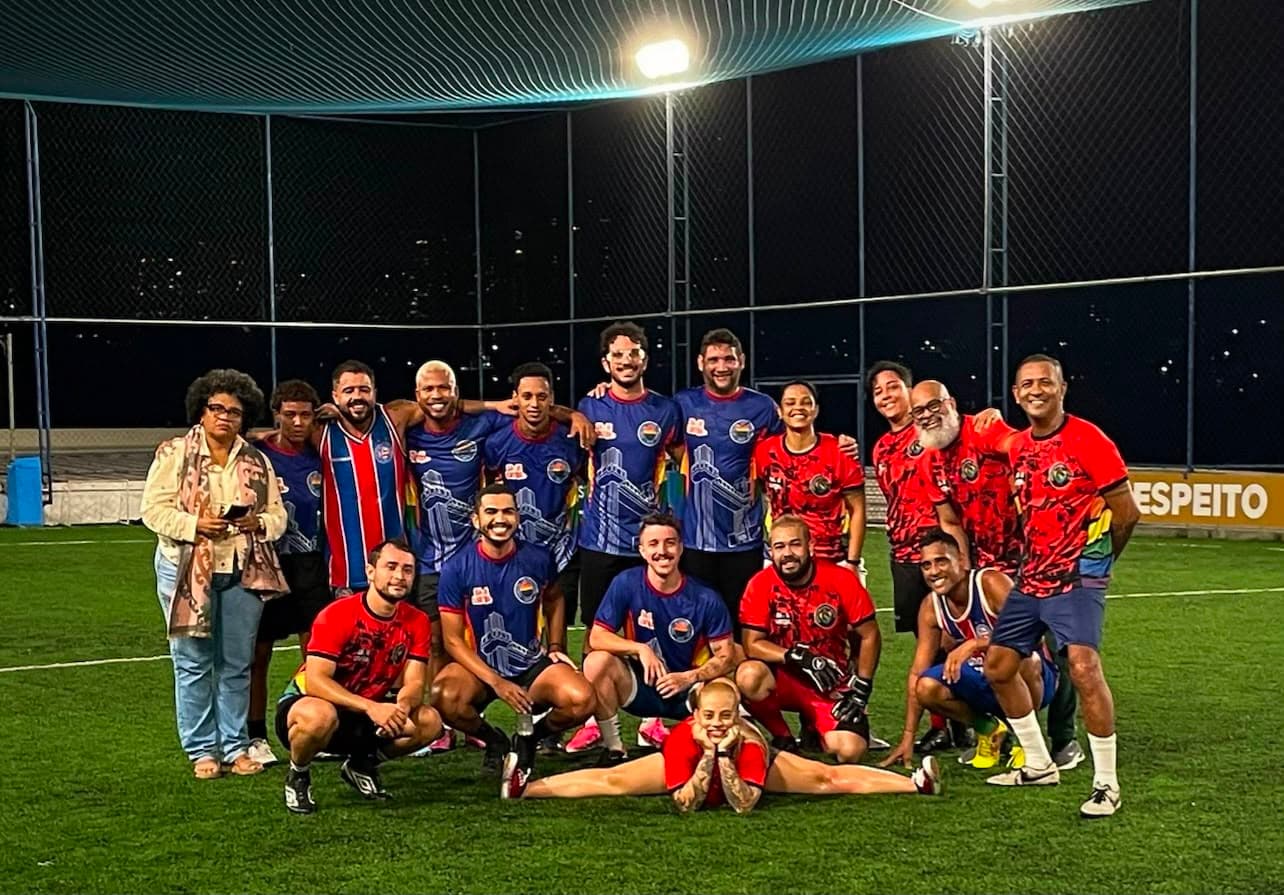 Torcedores de Bahia e Vitória reunidos em quadra durante o encontro LGBT+Esporte em Salvador