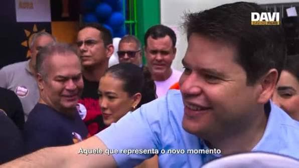 Davi Davino Filho discursa em ginásio lotado durante lançamento de pré-candidatura ao Senado em Maceió