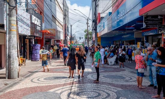 Vista aérea de área comercial de Aracaju com movimento de pessoas e estabelecimentos