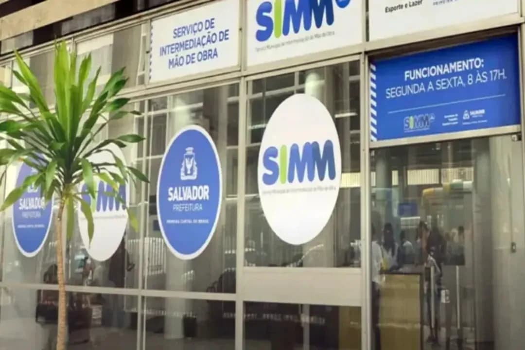 Fila de candidatos em posto de atendimento do SIMM em Salvador, Bahia