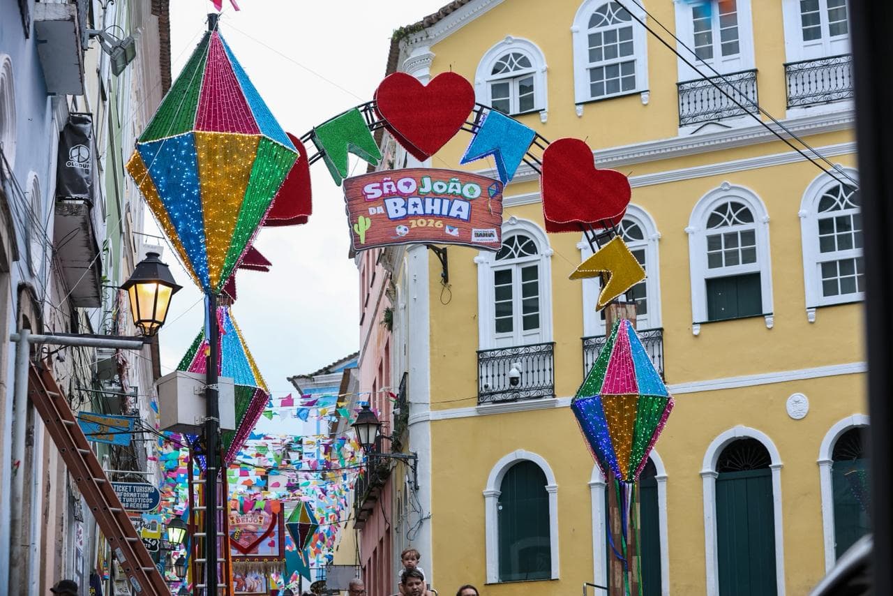 Festa junina com quadrilha e bandeirinhas coloridas no São João da Bahia