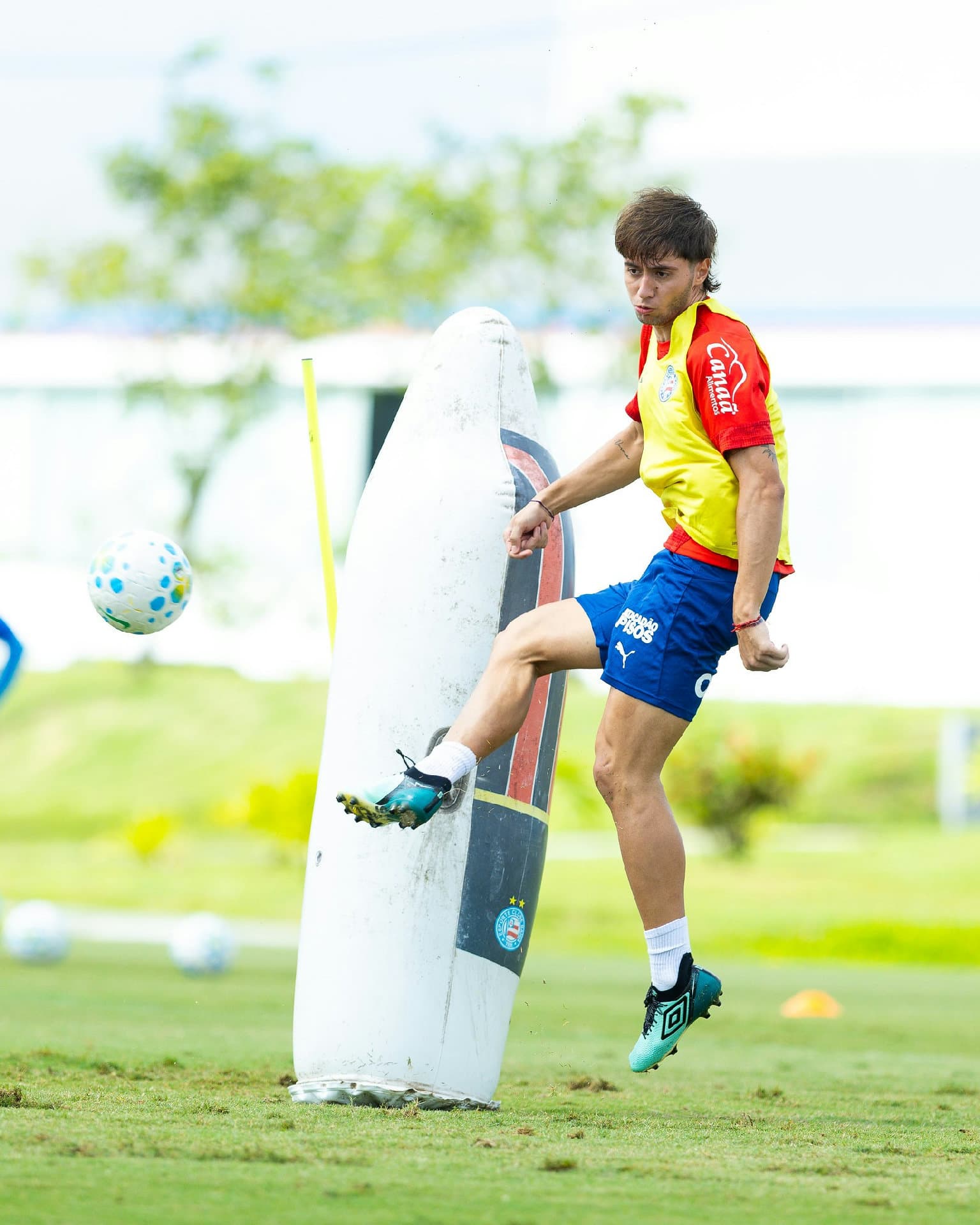 Jogadores do Bahia em treino no CT Evaristo de Macedo, com foco na linha defensiva